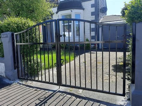 metal gates with box section